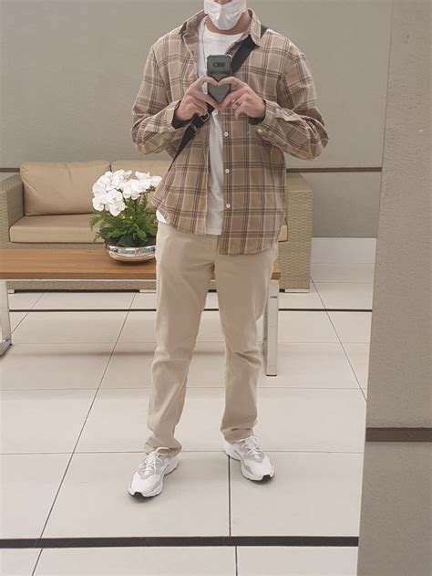 adidas ozweego beige outfit.